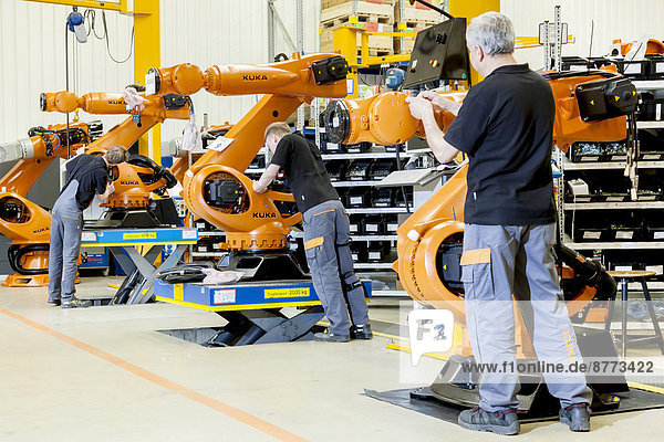 Mitarbeiter des Roboterherstellers KUKA AG bei der Montage der Elektroanlage von KUKA-Robotern  Augsburg  Bayern  Deutschland