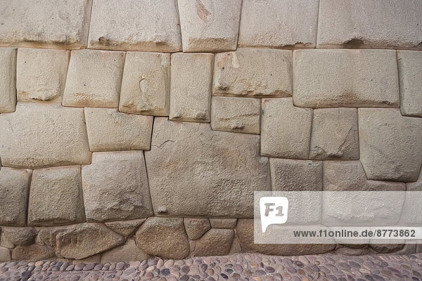 Peru  Cusco  Inka-Mauer mit heiligem Zwölfeckstein