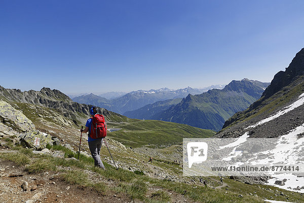 Austria  Vorarlberg  Woman hiking at Grafierjoch  Schmalzberg and Valiserapitze in background