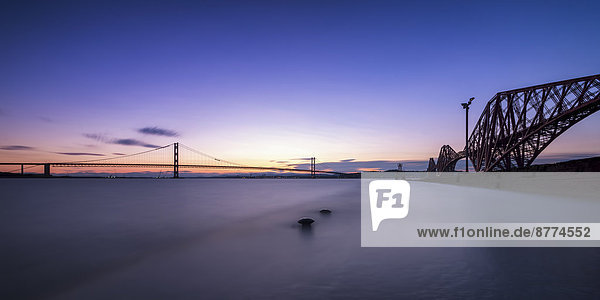 Großbritannien  Schottland  South Queensferry  Forth Road Bridge und Forth Bridge  Sonnenuntergang