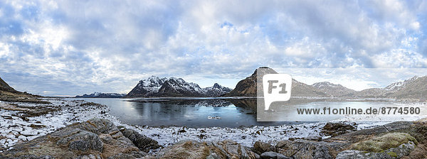 Skandinavien  Norwegen  Lofoten  Eisfjord an der Küste von Gimsoy
