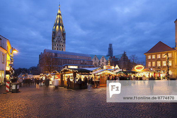 Deutschland  Nordrhein-Westfalen  Paderborn  Weihnachtsmarkt am Domplatz  im Hintergrund Dom