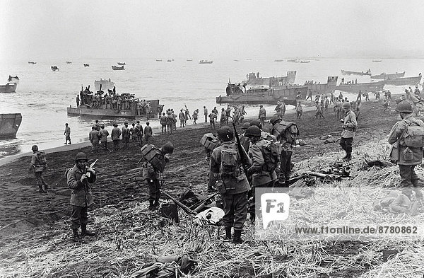 Vereinigte Staaten von Amerika  USA  Strand  Teamwork  Küste  Gerät  Geschichte  Soldat  Krieg  amerikanisch  Alaska  Aleuten  kanadisch  japanisch  Mai  Militär  Zweiter Weltkrieg  II.