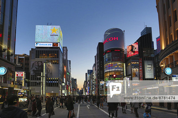 überqueren Abend Nacht Reise Großstadt Tokyo Hauptstadt Architektur bunt Beleuchtung Licht kaufen Sehenswürdigkeit Tourismus Fußgänger Asien Ortsteil Ginza Japan