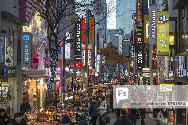 Seoul  Hauptstadt  Mensch  Menschen  Sonnenuntergang  Nacht  Straße  beschäftigt  Großstadt  bunt  Beleuchtung  Licht  kaufen  Sehenswürdigkeit  Korea  Asien  Ortsteil
