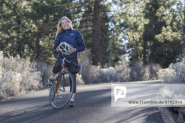 Vereinigte Staaten von Amerika  USA  Biegung  Biegungen  Kurve  Kurven  gewölbt  Bogen  gebogen  Frau  Sport  Rennfahrer  Amerika  radfahren  Erfolg  Außenaufnahme  blond  Oregon  schwedisch
