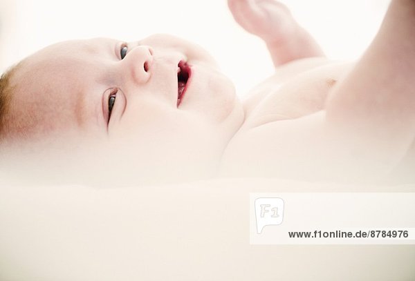 Porträt des lächelnden Jungen 4 Monate alt