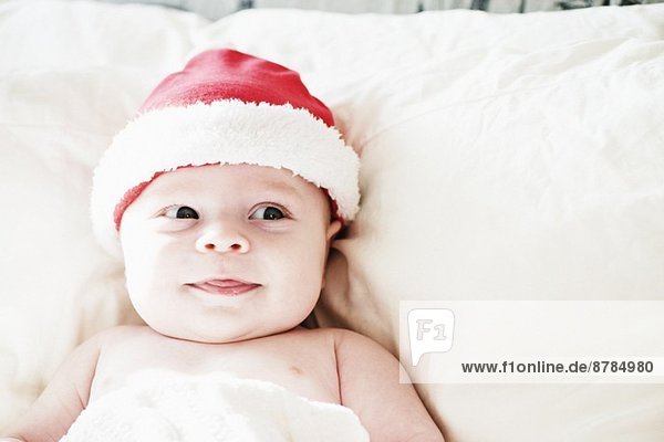 Porträt eines lächelnden Jungen mit Weihnachtsmütze