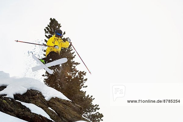 Mittlerer Erwachsener Skispringer in der Luft  Obergurgl  Österreich