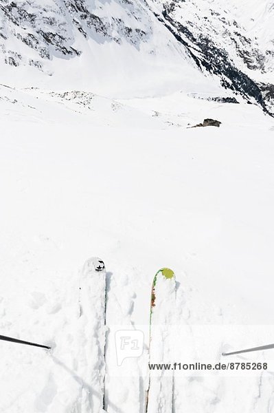 Ski und Skistöcke auf der Piste  Obergurgl  Österreich