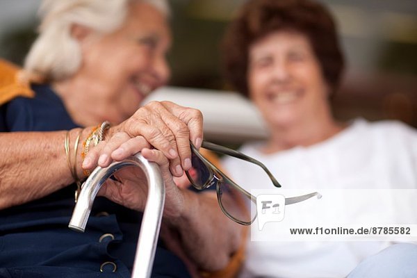 Zwei glückliche Seniorinnen beim Plaudern
