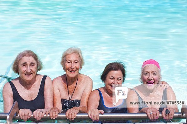 Porträt von vier älteren Frauen im Schwimmbad