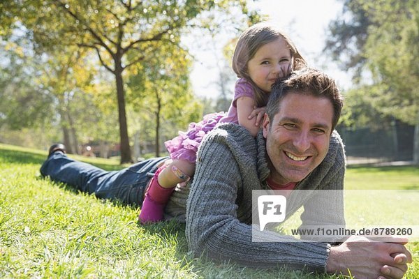 Vater mit Tochter hinten im Park