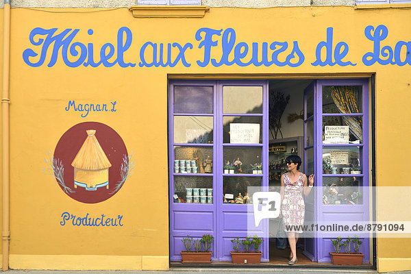 Frankreich  Europa  Frau  französisch  braunhaarig  kaufen  Laden  Provence - Alpes-Cote d Azur  Valensole