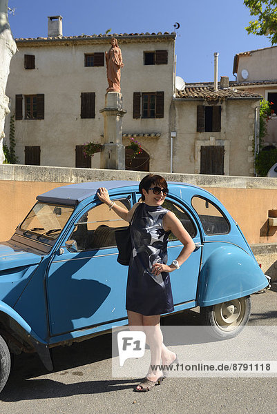 Frankreich  Europa  Frau  Stein  Blume  französisch  Auto  Straße  Dorf  Provence - Alpes-Cote d Azur  Luberon