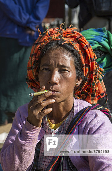 rauchen  rauchend  raucht  qualm  qualmend  qualmt  Frau  ernst  Tradition  Individualität  Zigarre  bunt  Iwama  Myanmar  Asien  Stimmung