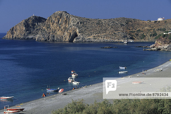 Felsbrocken Außenaufnahme Wasser Urlaub Strand Steilküste Küste Boot Meer Griechenland Ägäisches Meer Ägäis Bucht Kreta griechisch freie Natur