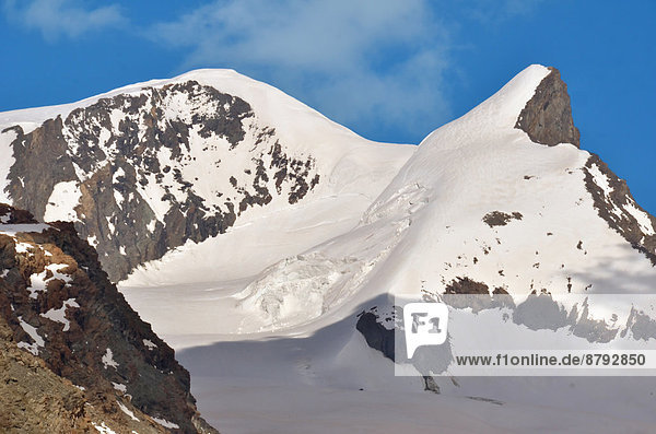 Europa  Berg  Berggipfel  Gipfel  Spitze  Spitzen  Abend  Sonnenuntergang  Geologie  Eis  Gletscher  Alpen  Geographie  Richtung  Saas Fee  Schnee  schweizerisch  Schweiz  Zermatt