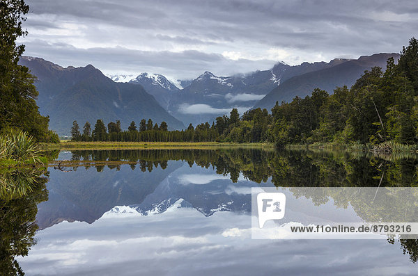 Mt. Tasman und Mt. Cook  Spiegelung im Lake Matheson  Mount-Cook-Nationalpark  Westland-Nationalpark  Neuseeländische Alpen  Südinsel  Neuseeland