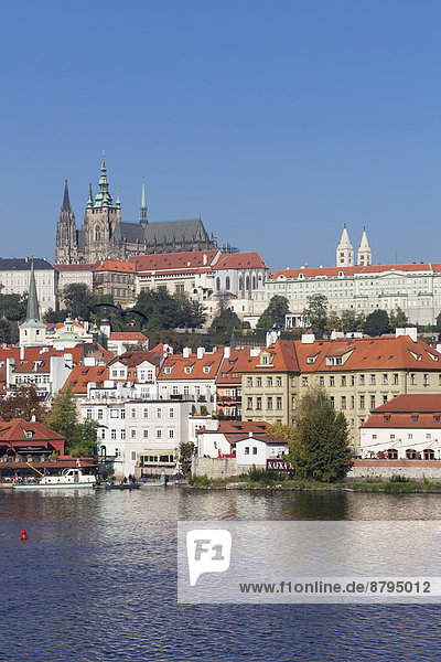 Moldau und Kleinseite mit dem Hradschin  Prag  Böhmen  Tschechien