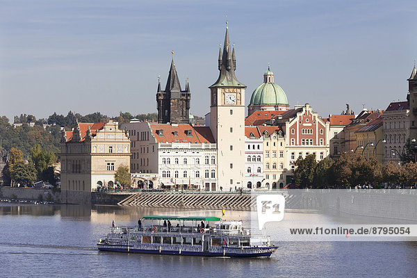 Ausflugsboot auf der Moldau mit Bedrich-Smetana-Museum und Altstädter Brückenturm  Prag  Böhmen  Tschechien
