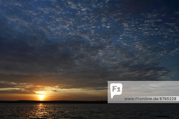 Sonnenaufgang über dem Woterfitzsee  Mecklenburger Seenplatte  Mecklenburg-Vorpommern  Deutschland