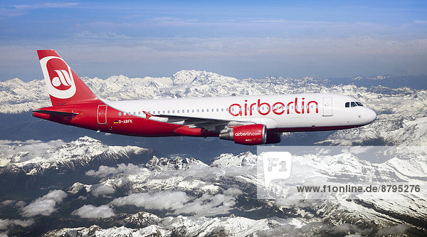Air Berlin Airbus A320-214 im Flug über den Alpen  Schweiz