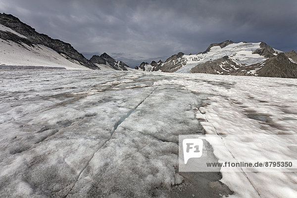 Der abschmelzende  Spalten bildende und zunehmend schmutzig werdende Cavardiras-Gletscher  dahinter Oberalpstock  Graubünden  Schweiz