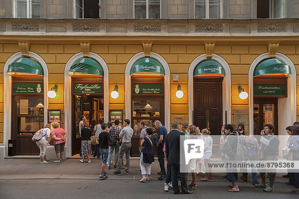 Touristen in langen Warteschlangen vor dem berühmten Schnitzel-Lokal Figlmüller  Wien  Land Wien  Österreich