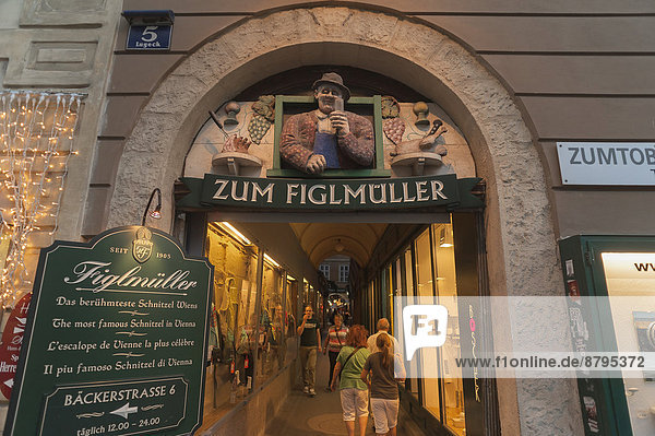 Arkadeneingang zum Figlmüller  ein berühmtes Wiener Schnitzel-Lokal  Lugeck  Wien  Land Wien  Österreich