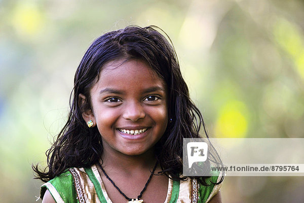 Lächelndes Mädchen  Portrait  Kerala  Südindien  Indien