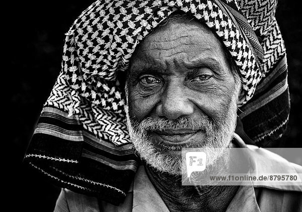 Älterer Mann mit Kopftuch  Portrait  Kerala  Südindien  Indien