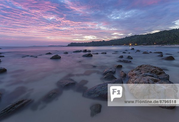 Felsbrocken  Strand  Sonnenuntergang  lang  langes  langer  lange  pink  Fokus auf den Vordergrund  Fokus auf dem Vordergrund  Asien  Abenddämmerung  Sri Lanka