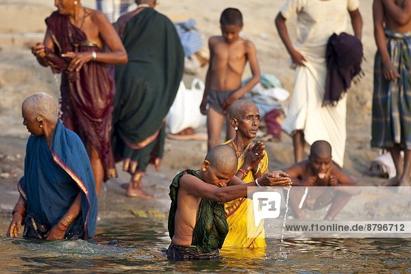 baden Großstadt Fluss Heiligkeit Hinduismus Ganges ghat Varanasi Pilgerer Indien indische Abstammung Inder