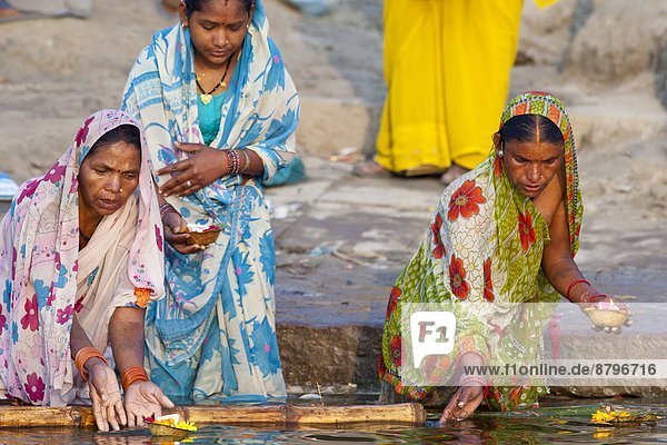 baden  Großstadt  Fluss  Kerze  Heiligkeit  Hinduismus  Ganges  ghat  Varanasi  Pilgerer  Indien  indische Abstammung  Inder  Gebet