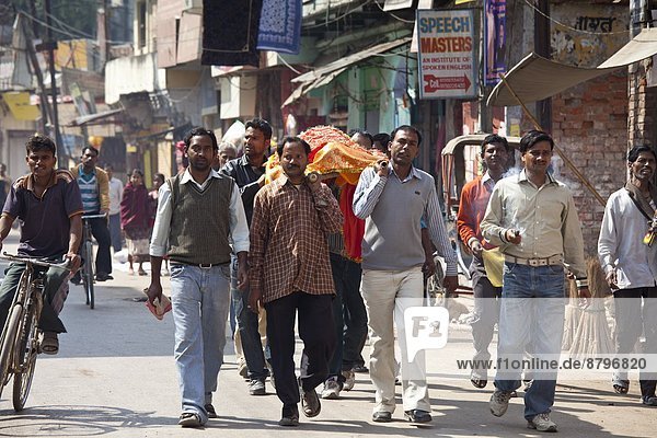 tragen  Straße  Begräbnis  Hinduismus  Ganges  Varanasi  Einäscherung  Prozession