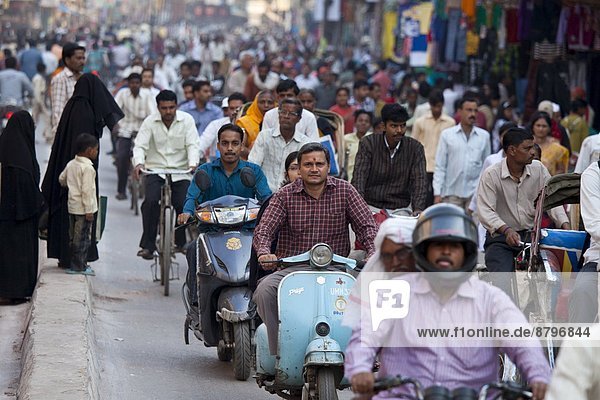 Städtisches Motiv Städtische Motive Straßenszene Straßenszene Großstadt Heiligkeit Festival Varanasi bevölkert