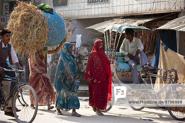 Frau  tragen  gehen  Straße  Indianer  Bündel  1  Stroh  Varanasi