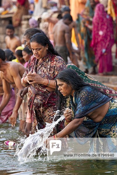 baden Großstadt Gebet Fluss Heiligkeit Hinduismus Ganges ghat Pilgerer Indien indische Abstammung Inder Varanasi