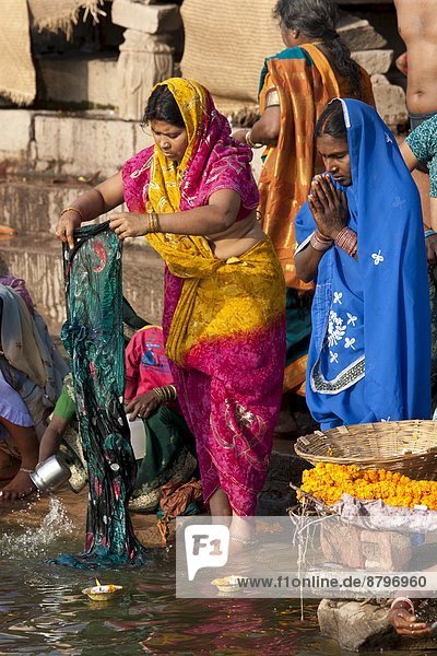 Kleidung  baden  waschen  Großstadt  Fluss  Heiligkeit  Hinduismus  Ganges  ghat  Pilgerer  Indien  indische Abstammung  Inder  Varanasi