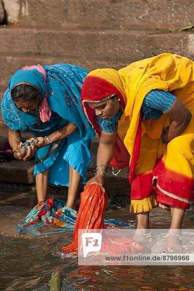 Kleidung baden waschen Großstadt Fluss Heiligkeit Hinduismus Ganges ghat Pilgerer Indien indische Abstammung Inder Varanasi