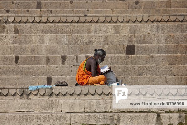 Stufe  Mann  lesen  Tradition  Nachthemd  Großstadt  Heiligkeit  Hinduismus  ghat  Varanasi  Robe  Sadhu