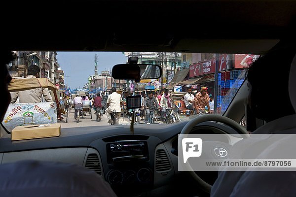 sehen Straße beschäftigt Großstadt Stilleben still stills Stillleben Taxi Windschutzscheibe Varanasi