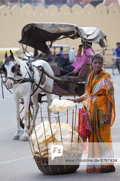 Frau  verkaufen  Indien  indische Abstammung  Inder  Jaipur  Sternwarte  Rajasthan