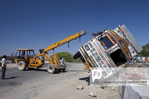 Delhi  Hauptstadt  heben  Unfall  Lastkraftwagen  Bundesstraße  Bombay  8  Ass  Fahrgestell  Indien  Jaipur  Rajasthan  Straßenverkehr