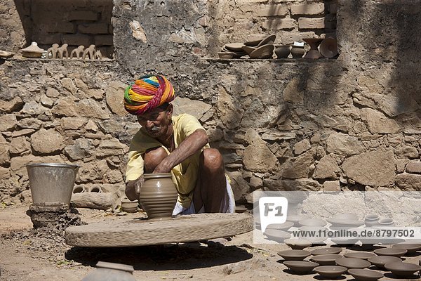 Interior  zu Hause  arbeiten  Tradition  Produktion  Dorf  Indianer  Lehm  Rajasthan  Turban  rad