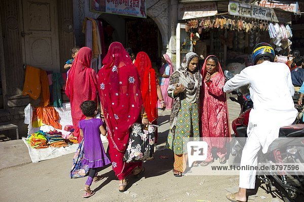 Indian women shopping  street scene at Tambaku Bazar in Jodhpur Old Town  Rajasthan  Northern India