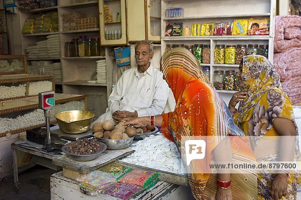 Frau  Lebensmittel  Stadt  kaufen  Indianer  Basar  Jodhpur  alt  Rajasthan