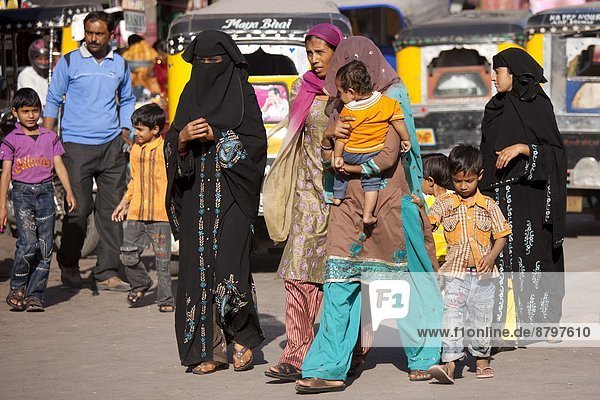 Crowded street scene Muslim people at Sardar Market at Girdikot  Jodhpur  Rajasthan  Northern India