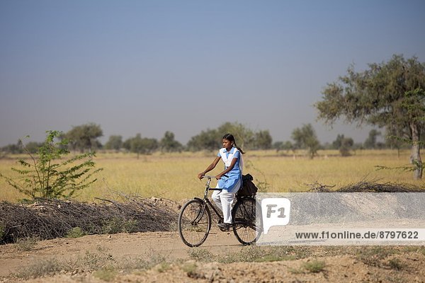 nahe  fahren  Indianer  Schule  jung  Fahrrad  Rad  Mädchen  Rajasthan
